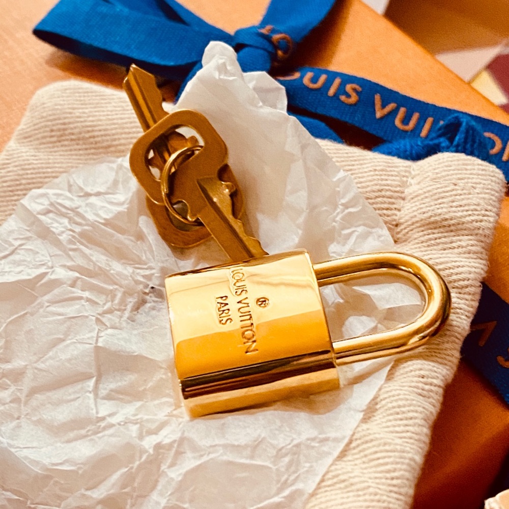 🔐🔐🔐Authentic New Louis Vuitton Lock & Key Set - Picture 6 of 7